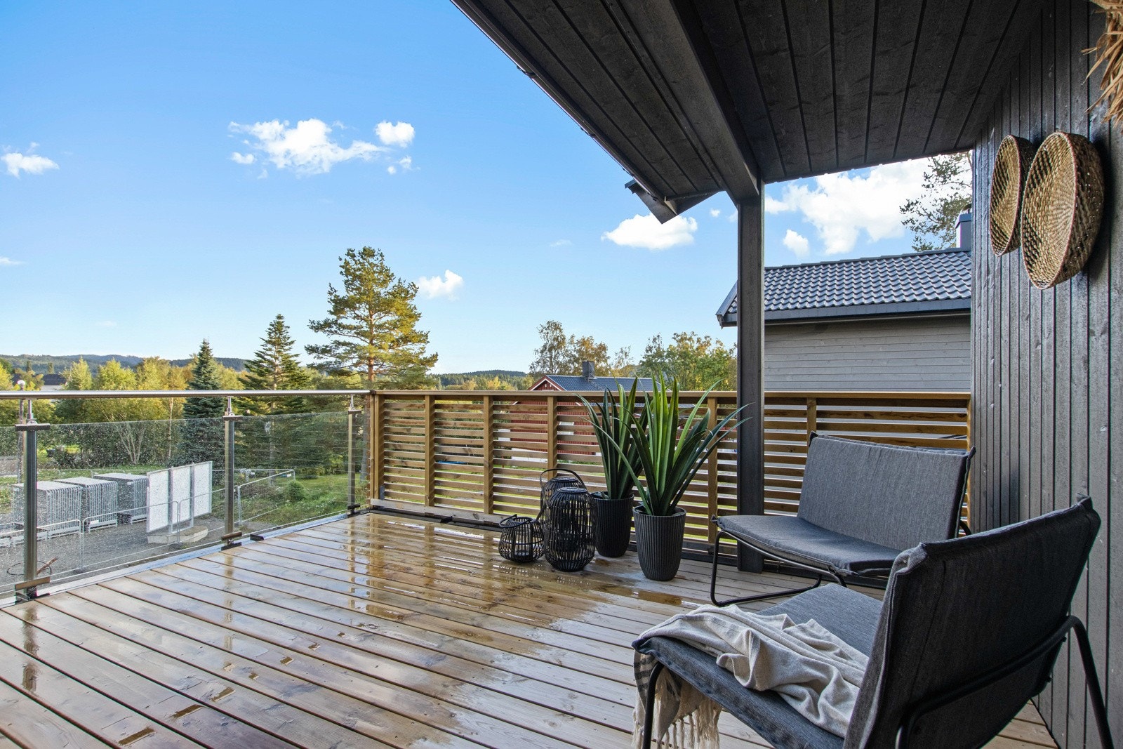 God plass for både utemøbler og grill på balkongen. Galleribilde