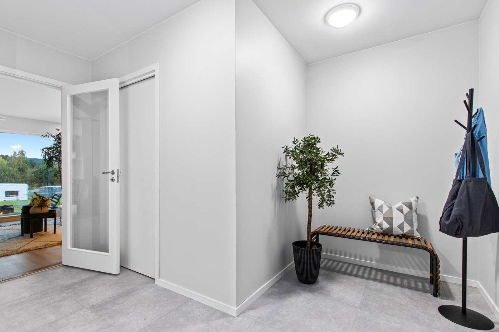 Flislagt gang med praktisk "nisje" for eks. etablering av garderobe. Galleribilde