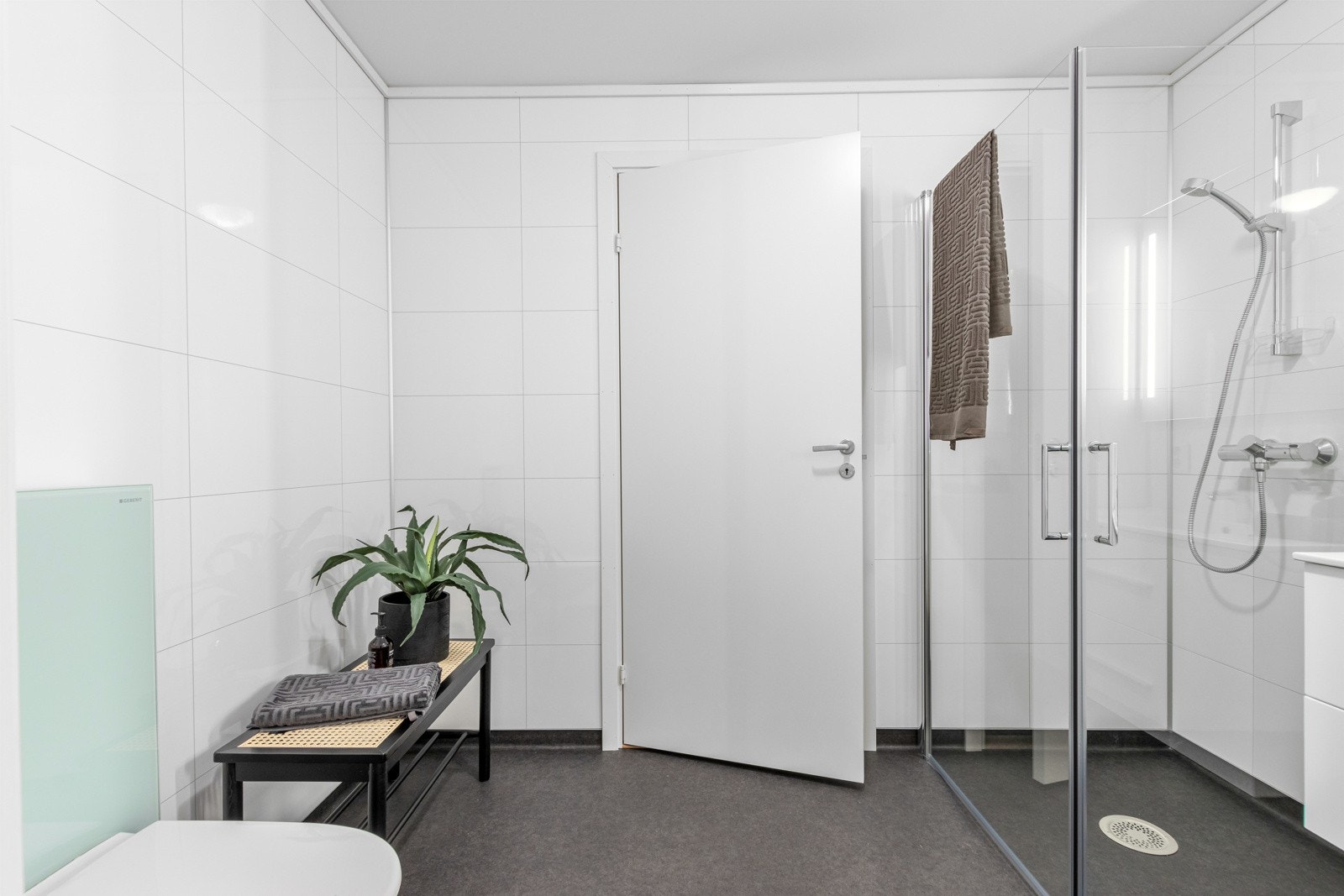 Badene har gulvvarme, dusj, toalett og servant. Galleribilde