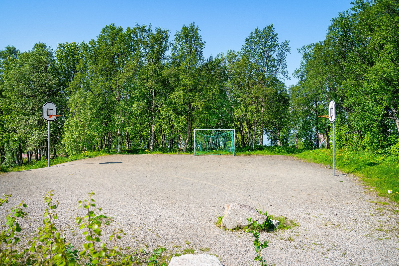Nærområdet byr på flere samlingsplasser, både for store og for små.