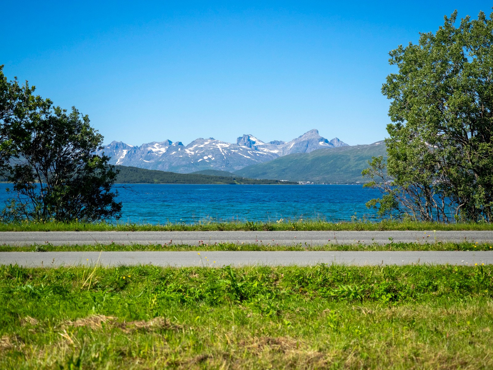 Området rundt boligfeltet framstår naturskjønt og fint med nydelig utsikt.
