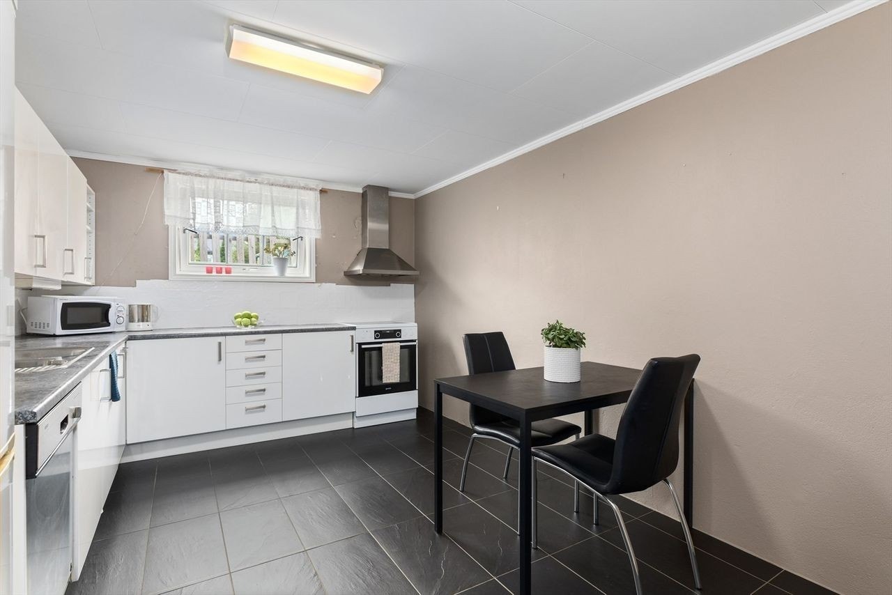 Stort kjøkken med plass til spisegruppe. Galleribilde