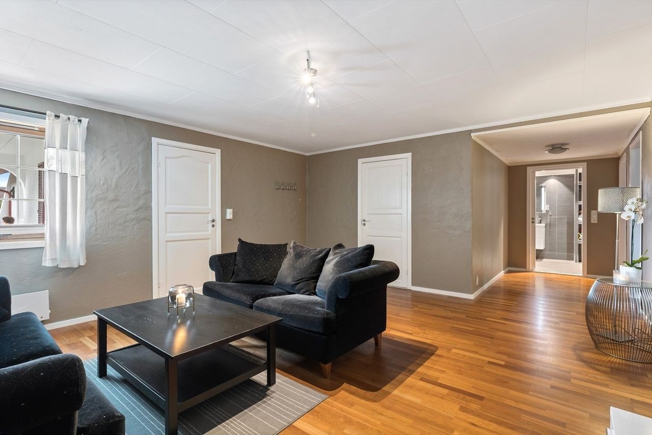 Romslig stue. Galleribilde