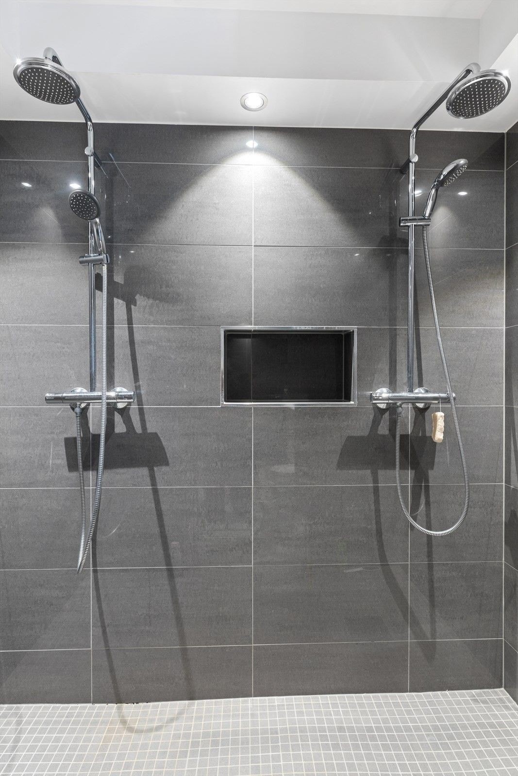 Stor dusjnisje med to dusjer. Galleribilde