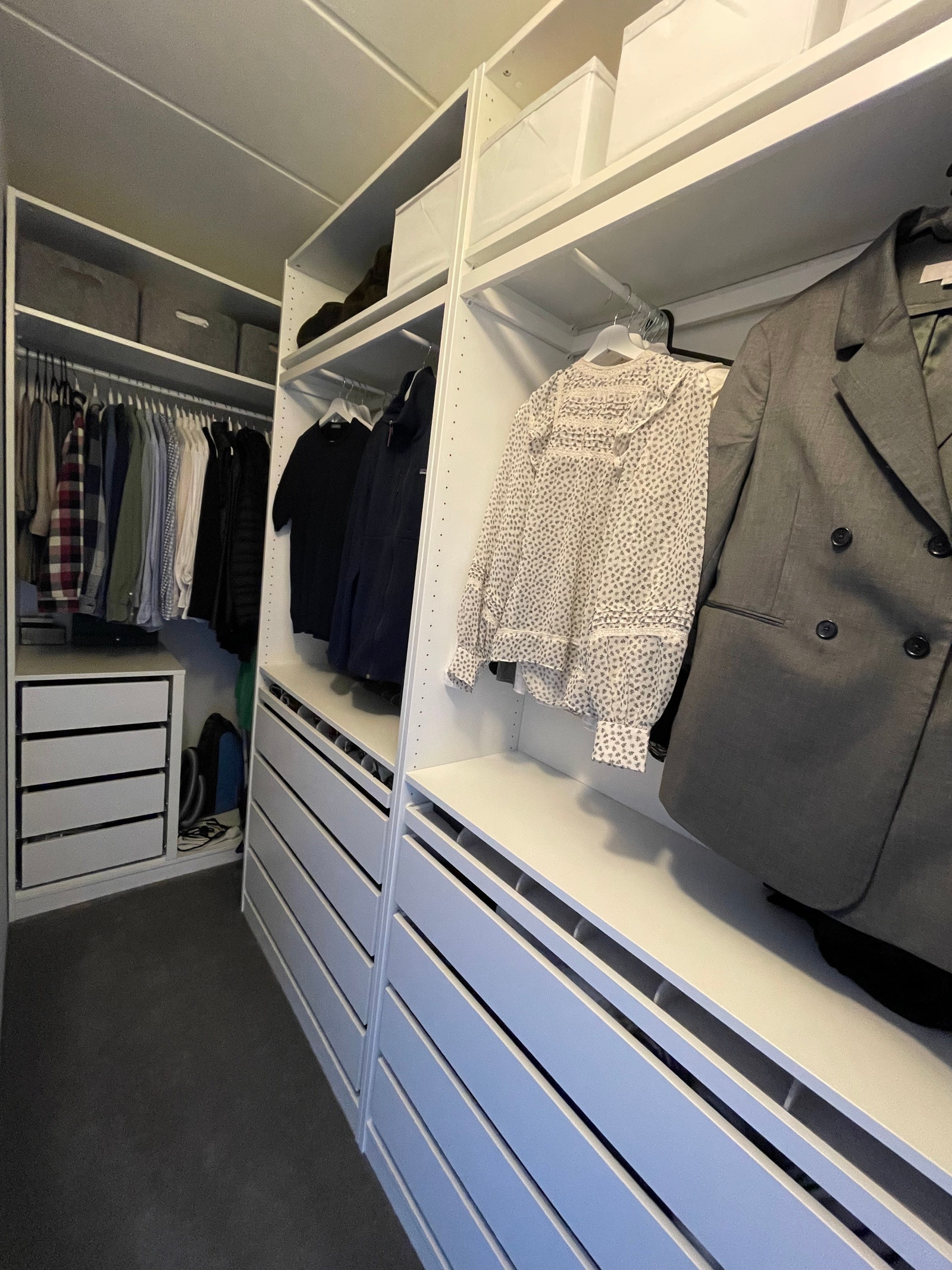 Walk-in closet med teppe på gulv Galleribilde