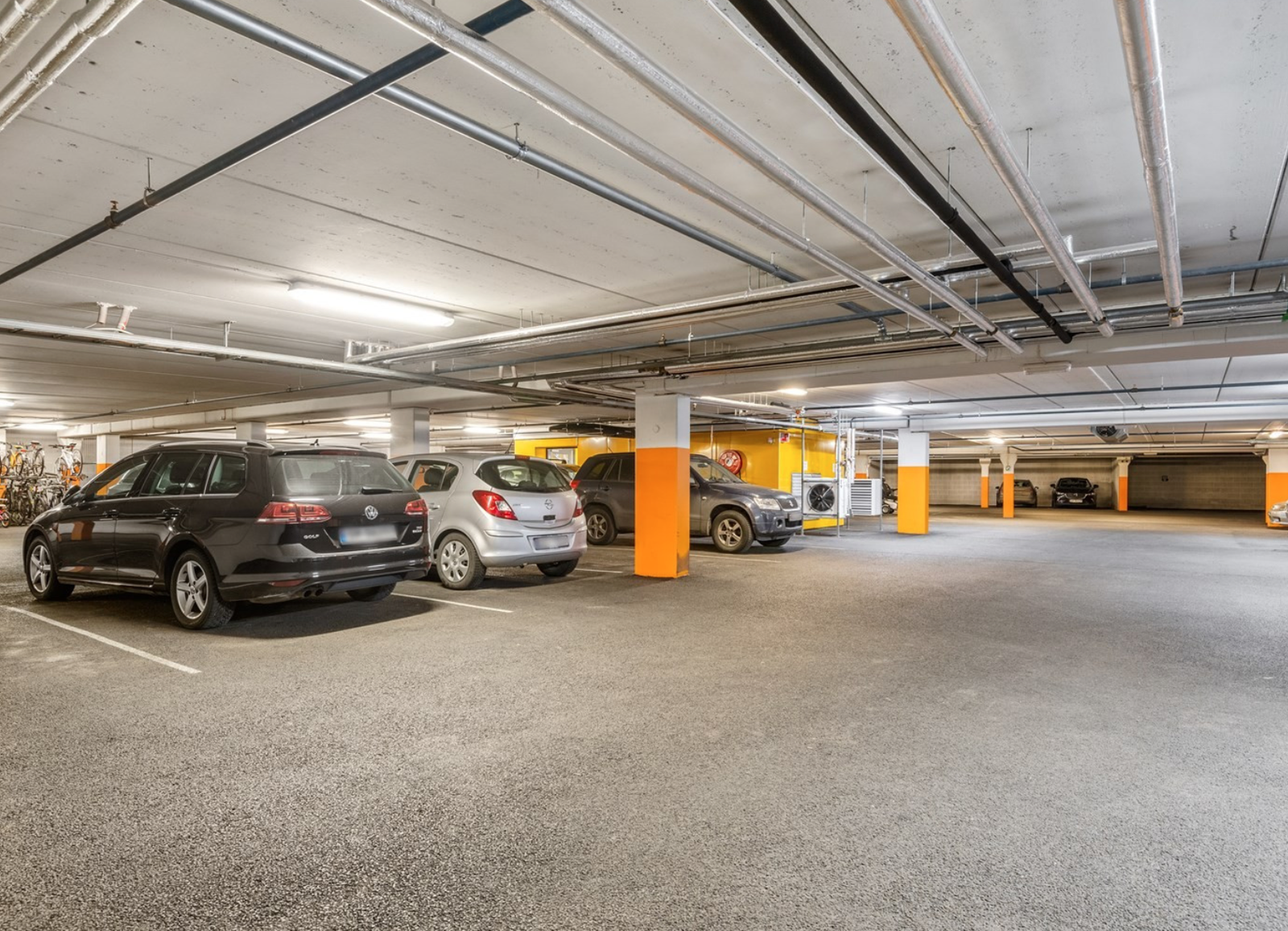 Innendørs parkingsplass medfølger med EL-lader. God internbeliggenhet Galleribilde