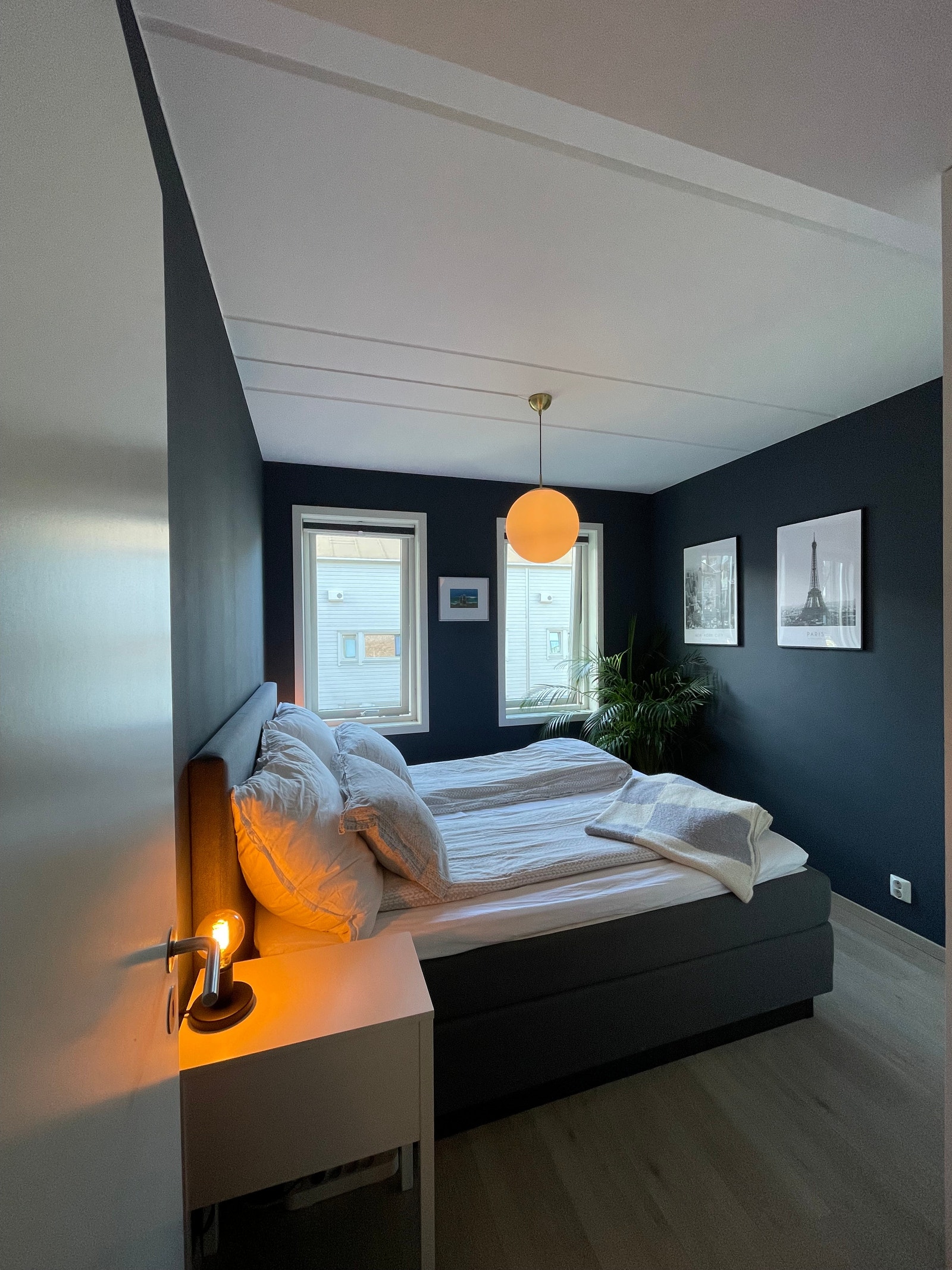 Romslig soverom med garderobe Galleribilde