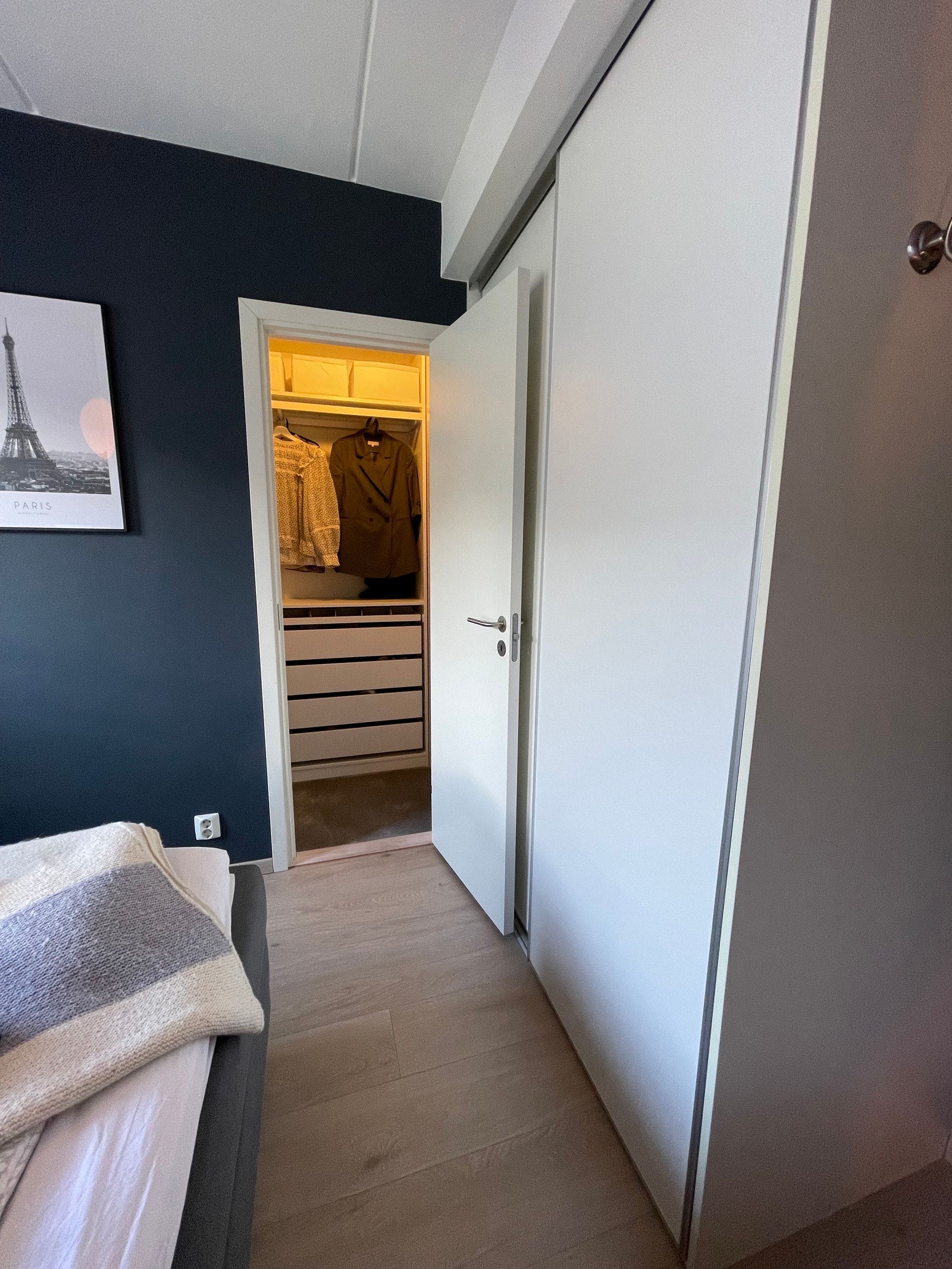 God lagringsplass i walk-in closet I bod tilknyttet soverom samt skyvedørsgarderobe Galleribilde