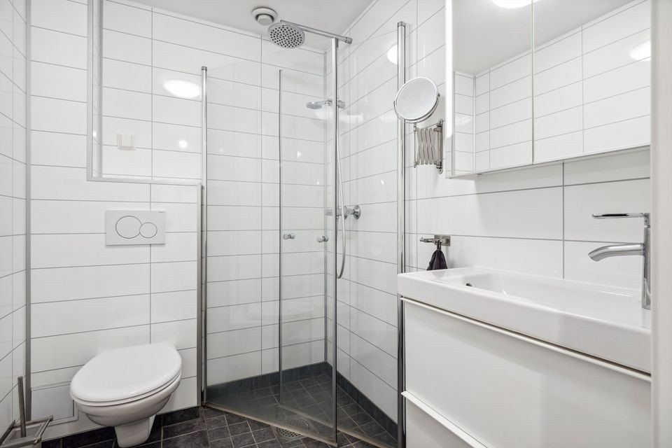 Flislagt bad med varme i gulvet og vaskemaskin. Galleribilde