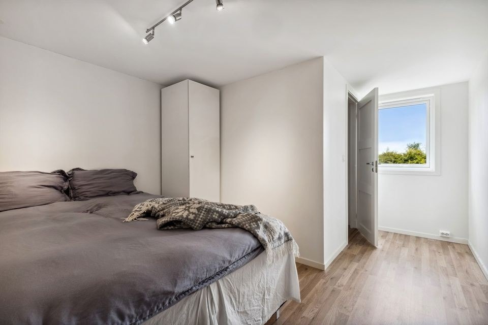 Romslig soverom med flere møbleringsmuligheter. Galleribilde
