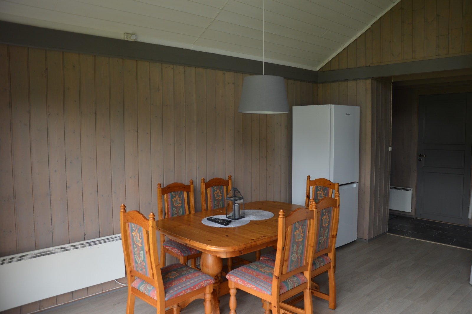 Spisestue med kjøleskap og fryser. Galleribilde