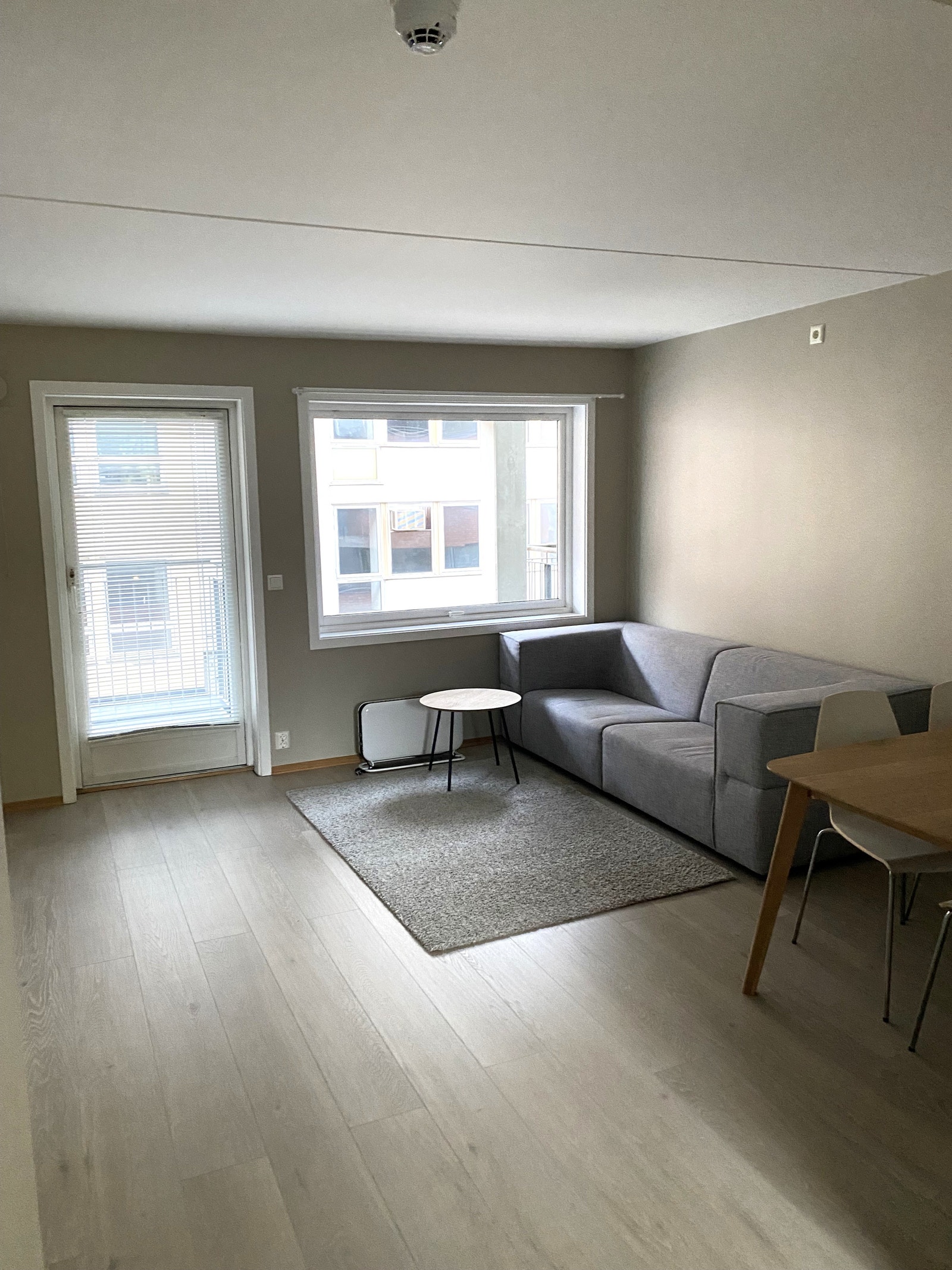 Romslig stue med masse lys Galleribilde