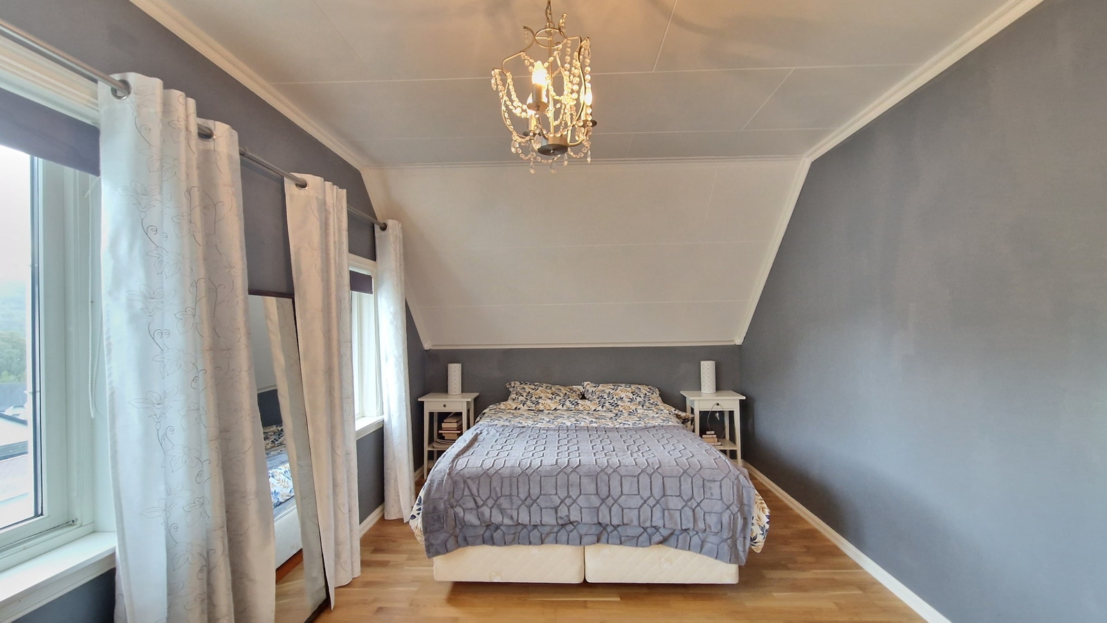 Loft - soverom 3 med inngang til eget rom for klesoppbevaring Galleribilde