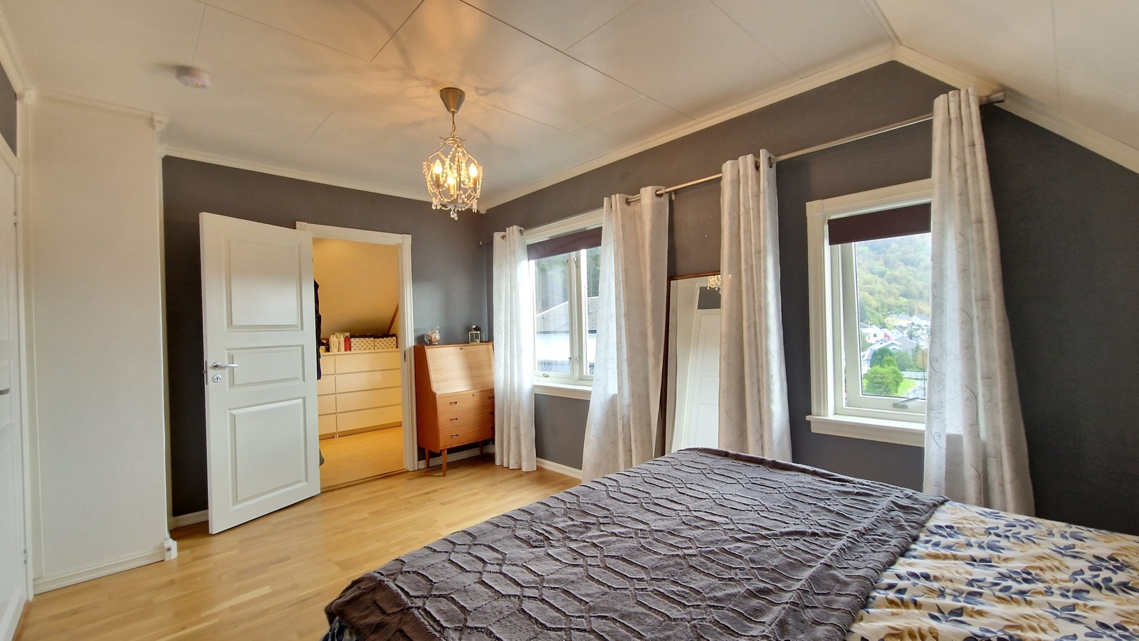 Loft - soverom 3 med inngang til eget rom for klesoppbevaring Galleribilde