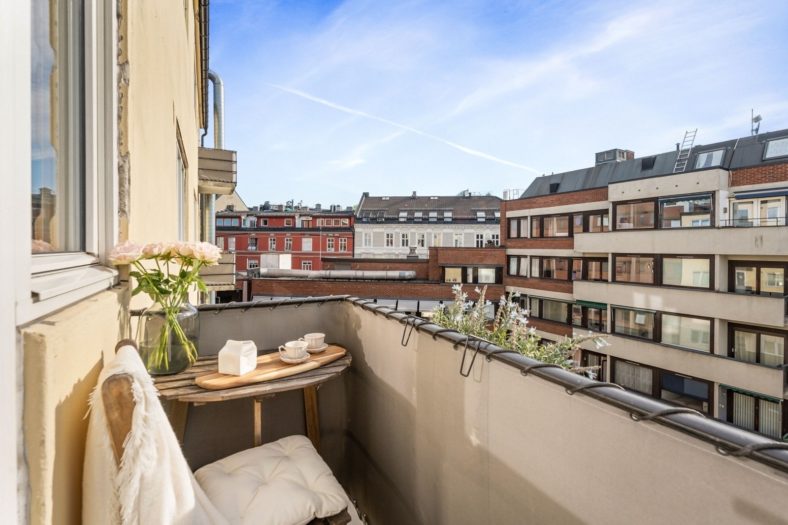Balkong med gode solforhold, vendt mot stille bakgård Galleribilde