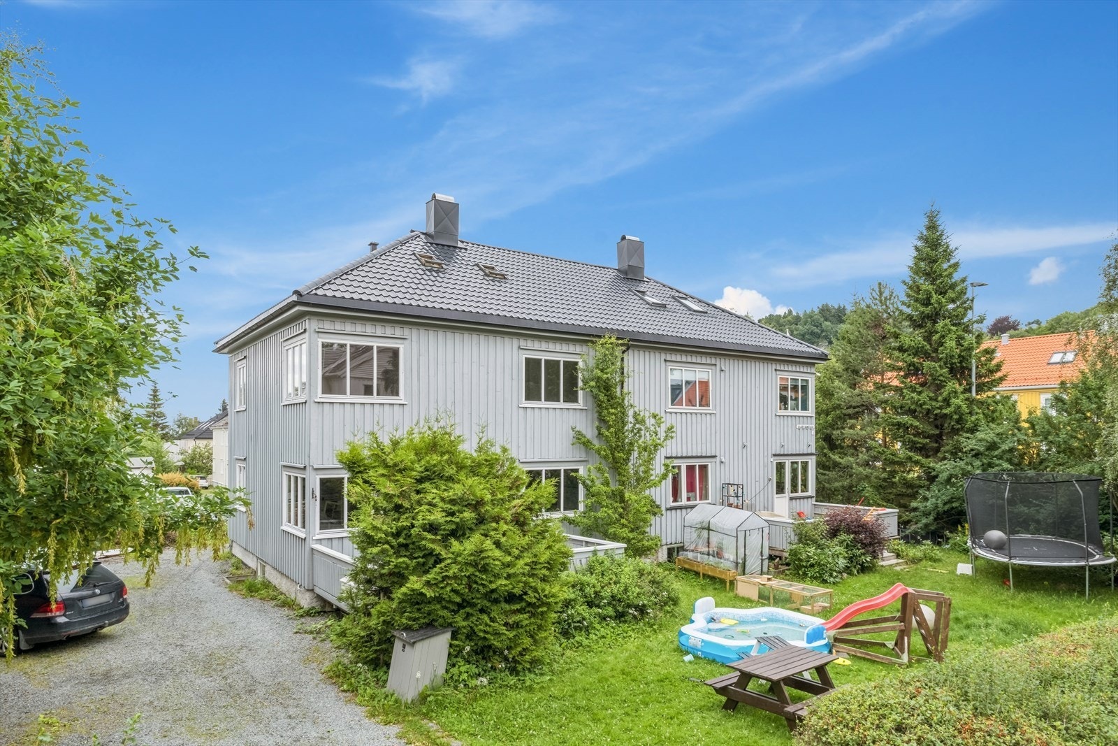 Leiligheten ligger i husets andre etasje i et rolig villastrøk på Rosenborg Galleribilde