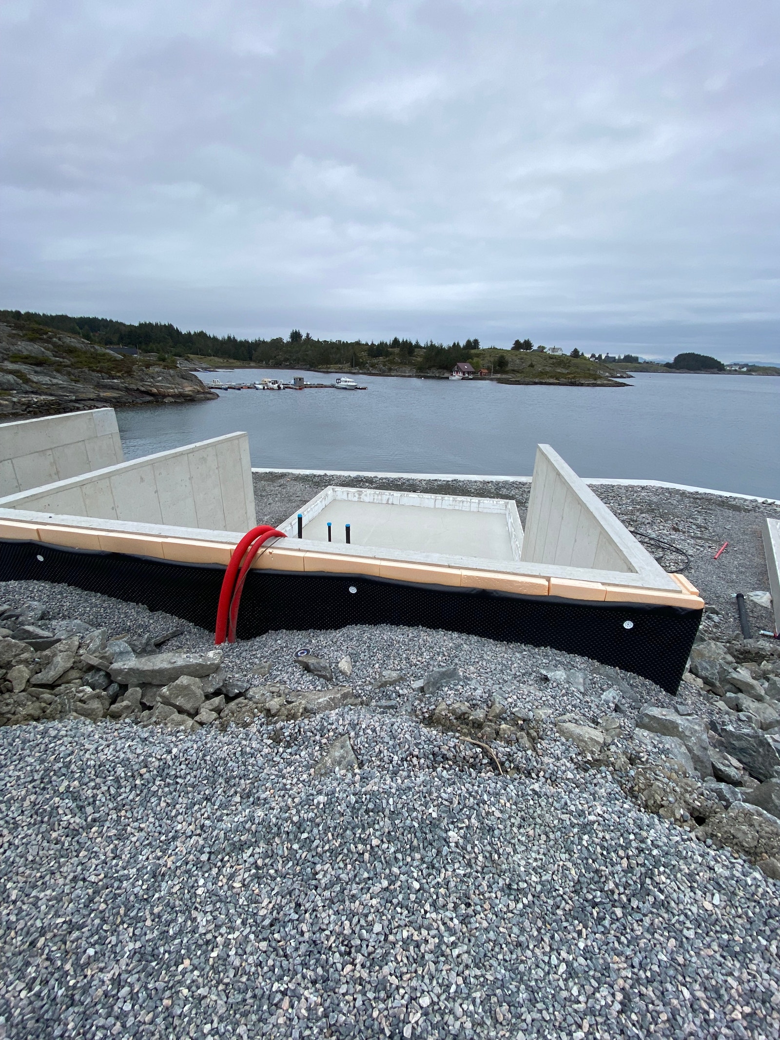 Bildet av grunnmur og utsikt mot øst. Galleribilde