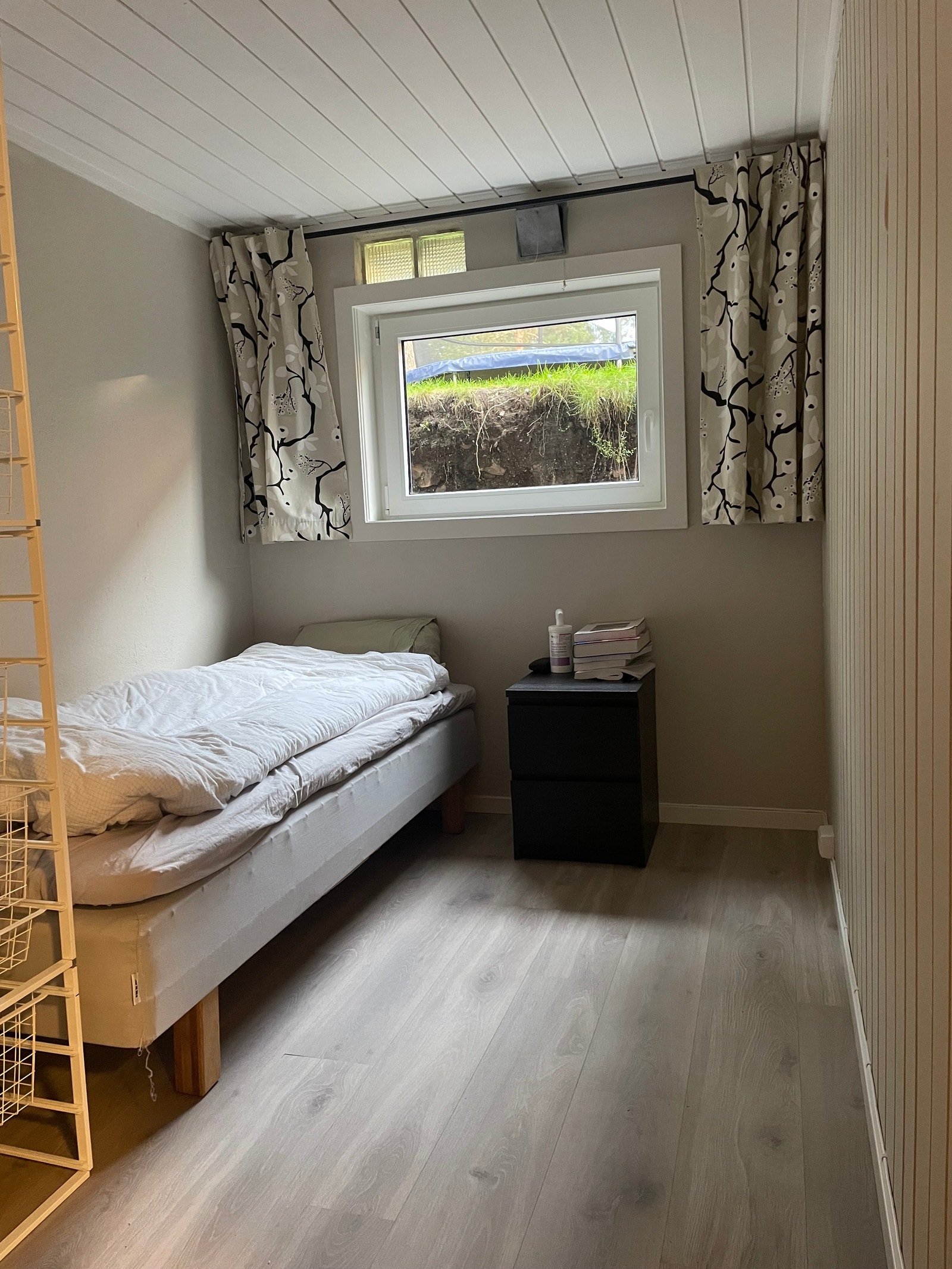 Soverom nr. 2 med gulvvarme, seng og garderobe. Galleribilde