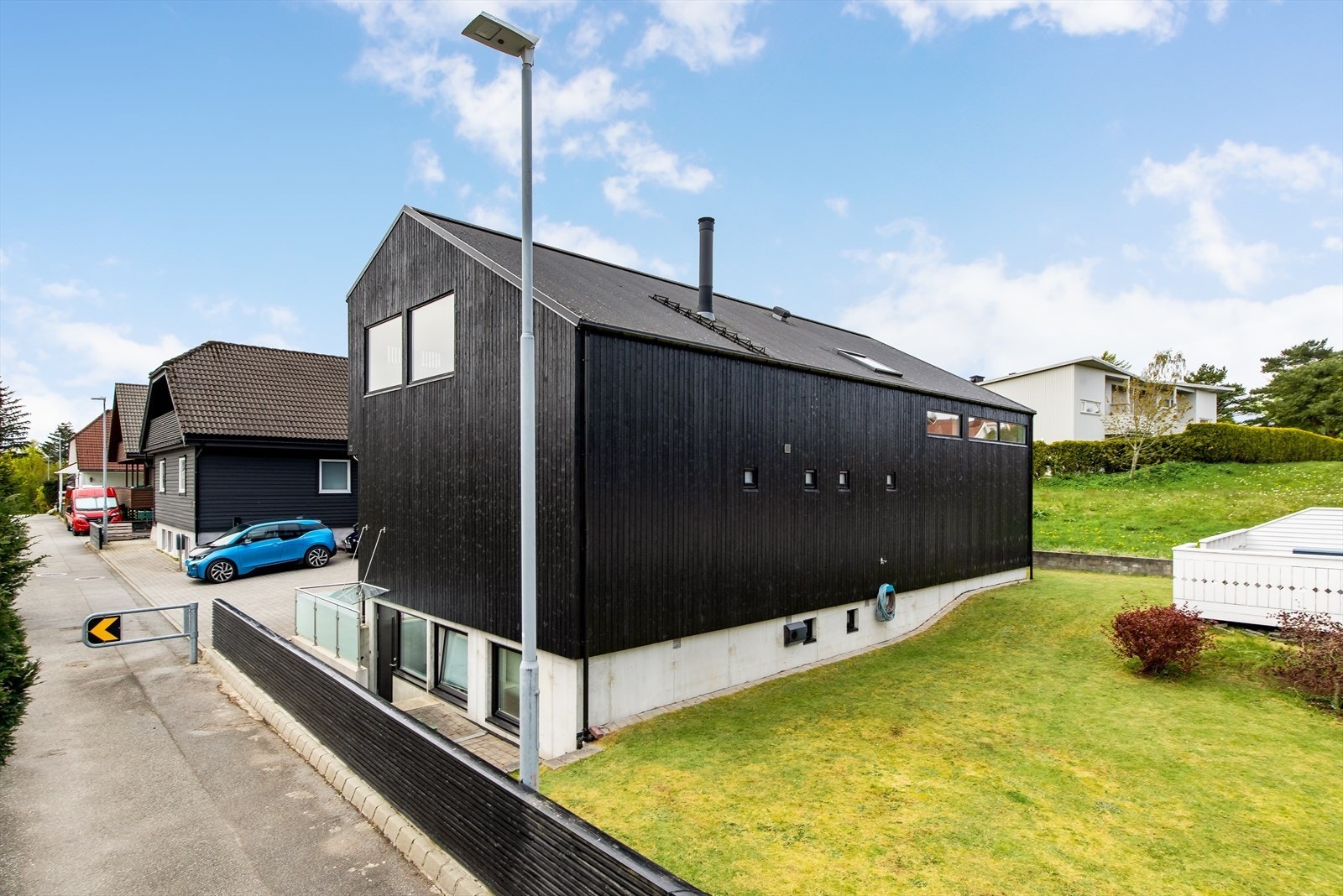 Hus med inngang til leilighet Galleribilde