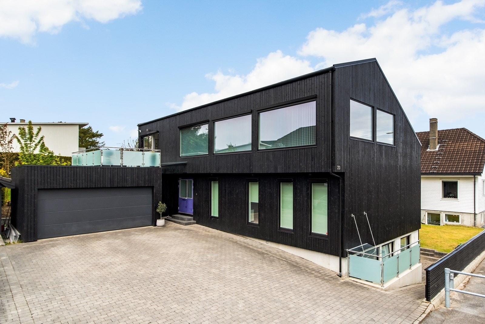 Hovedhus (23A) med inngang til leilighet (23B) Galleribilde