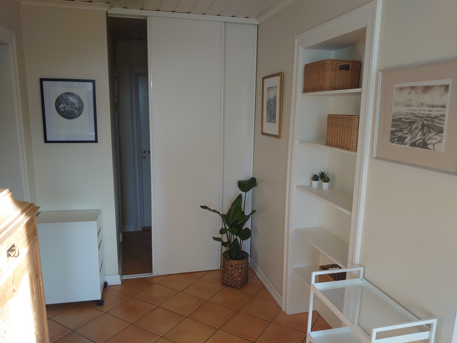 Gang med liten bod innerst Galleribilde