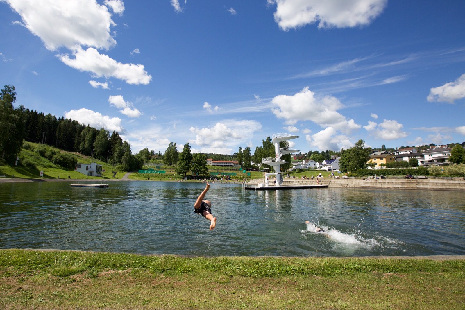 Ned mot byen kjører du forbi Fastland, en populær badeplass på sommerstid Galleribilde