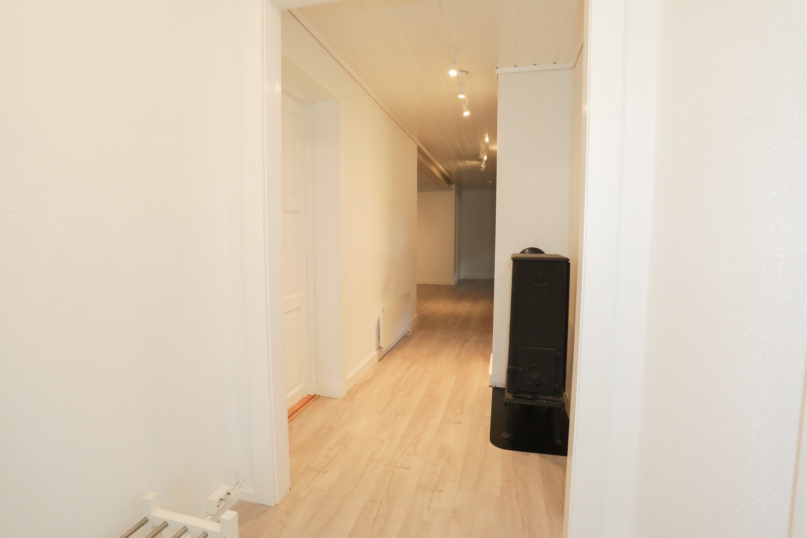 Vedovn som ekstra varmekilde i sokkeletasje. Galleribilde