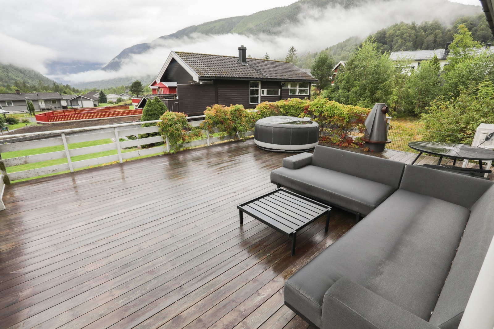 Stor terrasse mot vest med fantastisk utsikt mot Gaustatoppen. Galleribilde