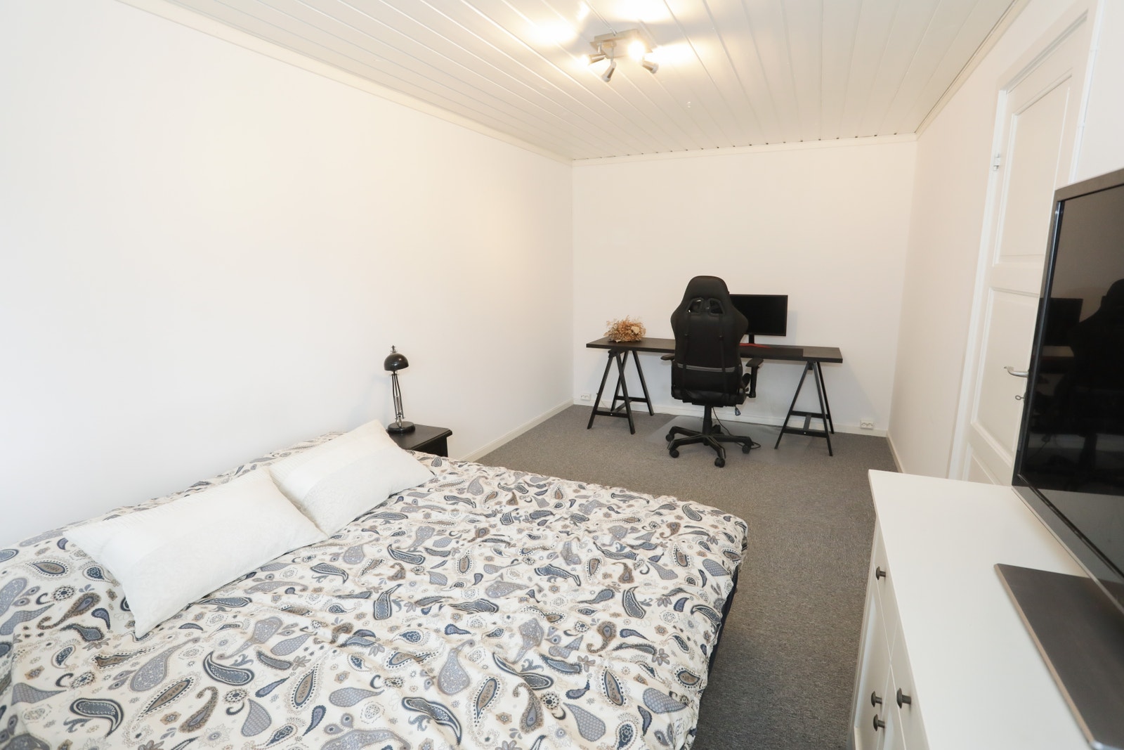 Med god plass til seng, garderobe og skrivebord. Galleribilde
