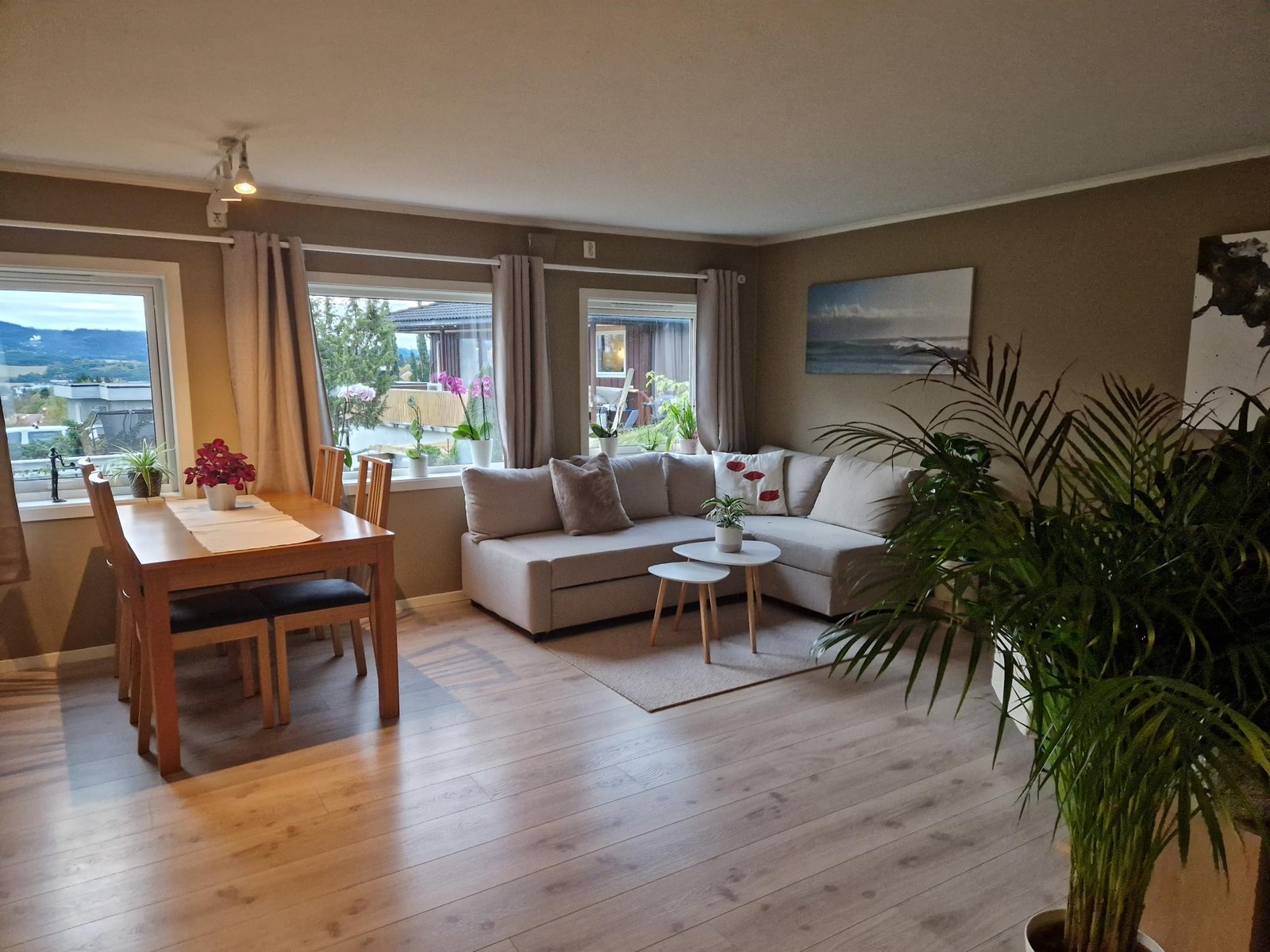 Stue med åpen kjøkkenløsning Galleribilde