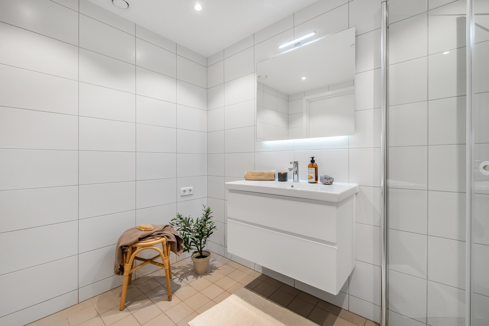 Downlights i tak, og belysning på speil. Galleribilde