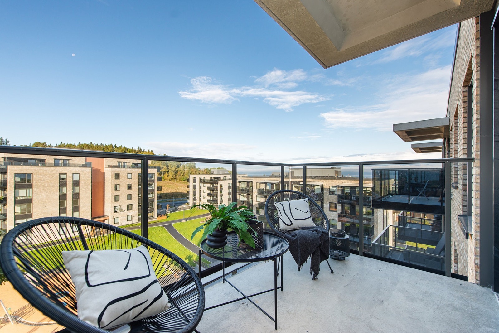 Privat balkong som ligger vestvendt. Galleribilde