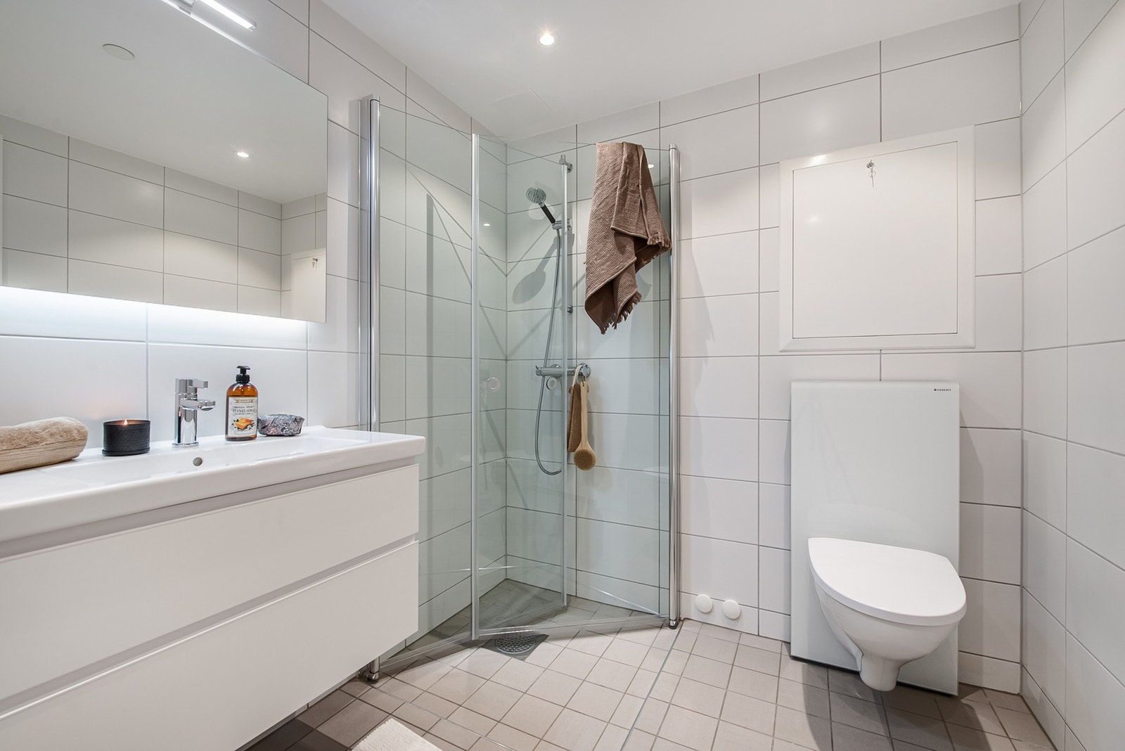 Elektriske varmekabler i gulv, innfellbare dusjvegger, og opplegg til vaskemaskin. Galleribilde