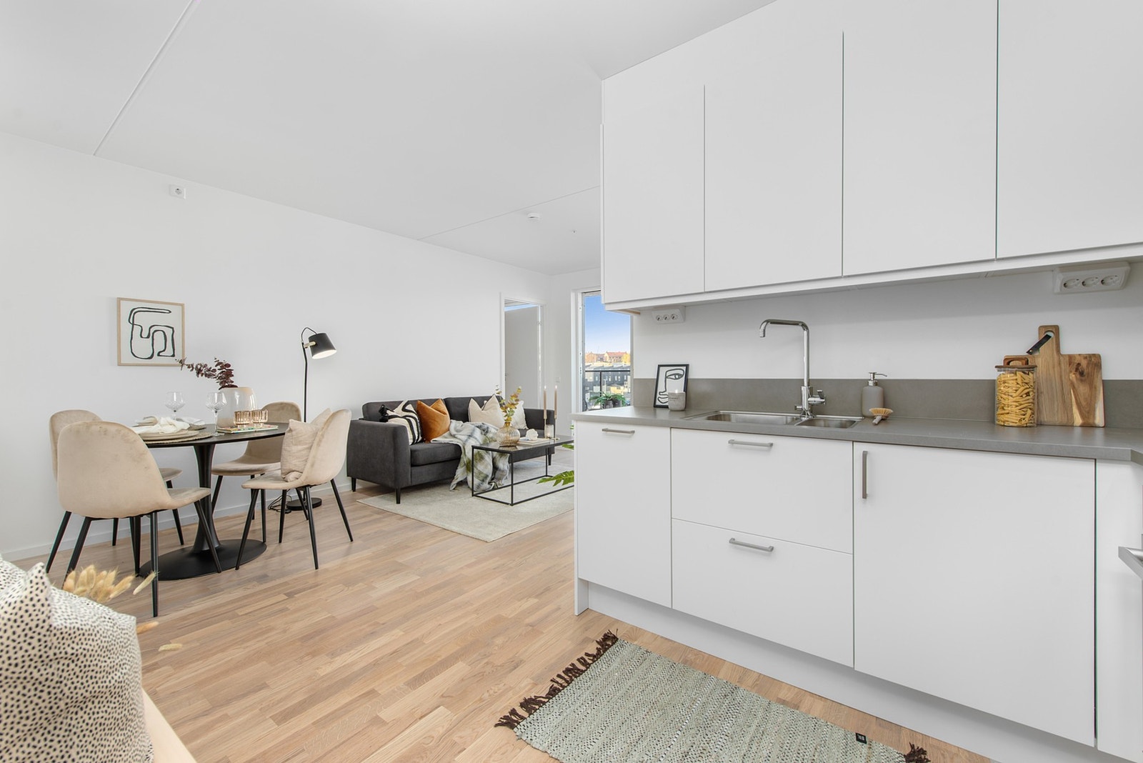 Her får du plass til spisegruppe og sofa, og det er ekstra god takhøyde i stuen og på kjøkkenet. Galleribilde