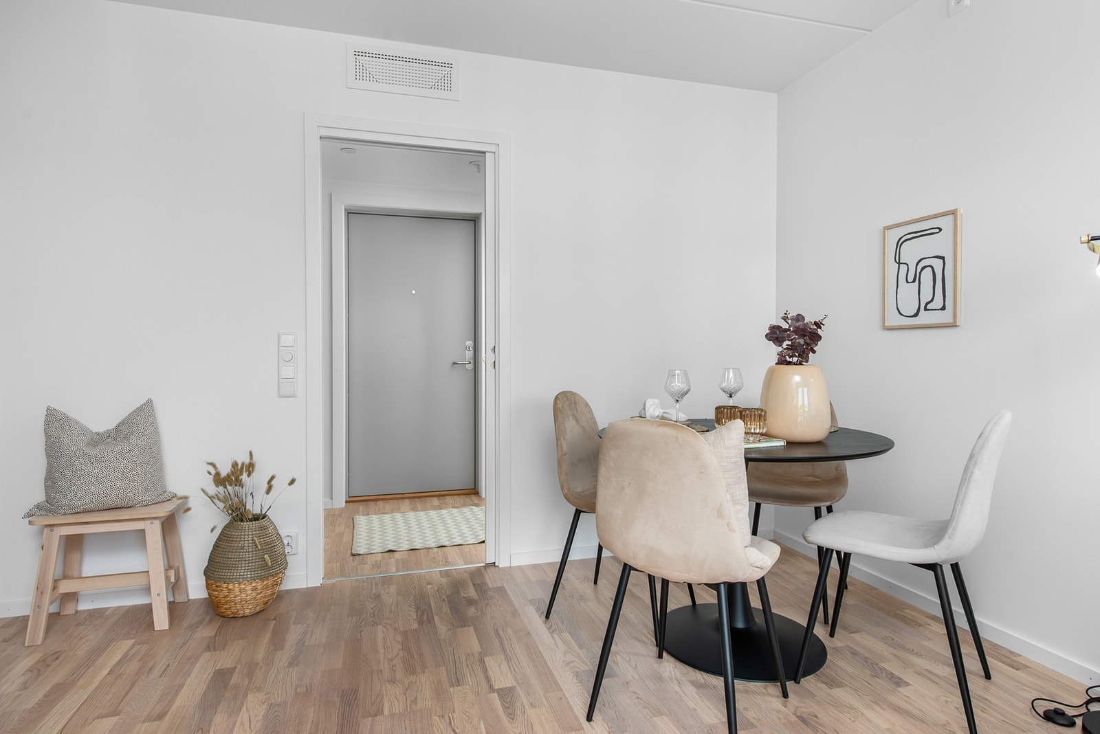 Leiligheten har hvitlasert eikeparkett, listfri overgang mellom tak/vegg, og fjernvarme via radiator som oppvarming. Galleribilde