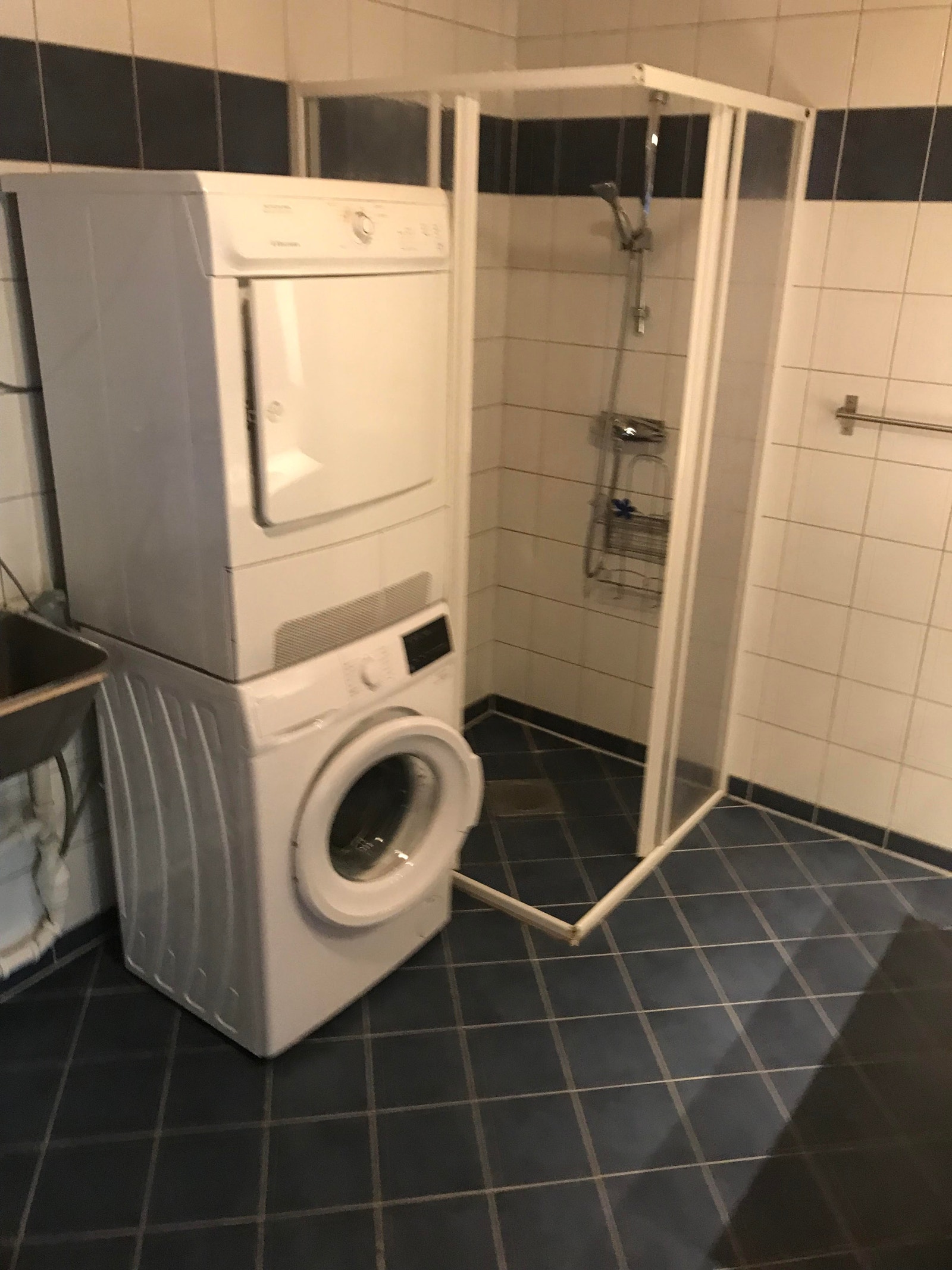 Dusjhjørne og vaskemaskin/tørketrommel Galleribilde