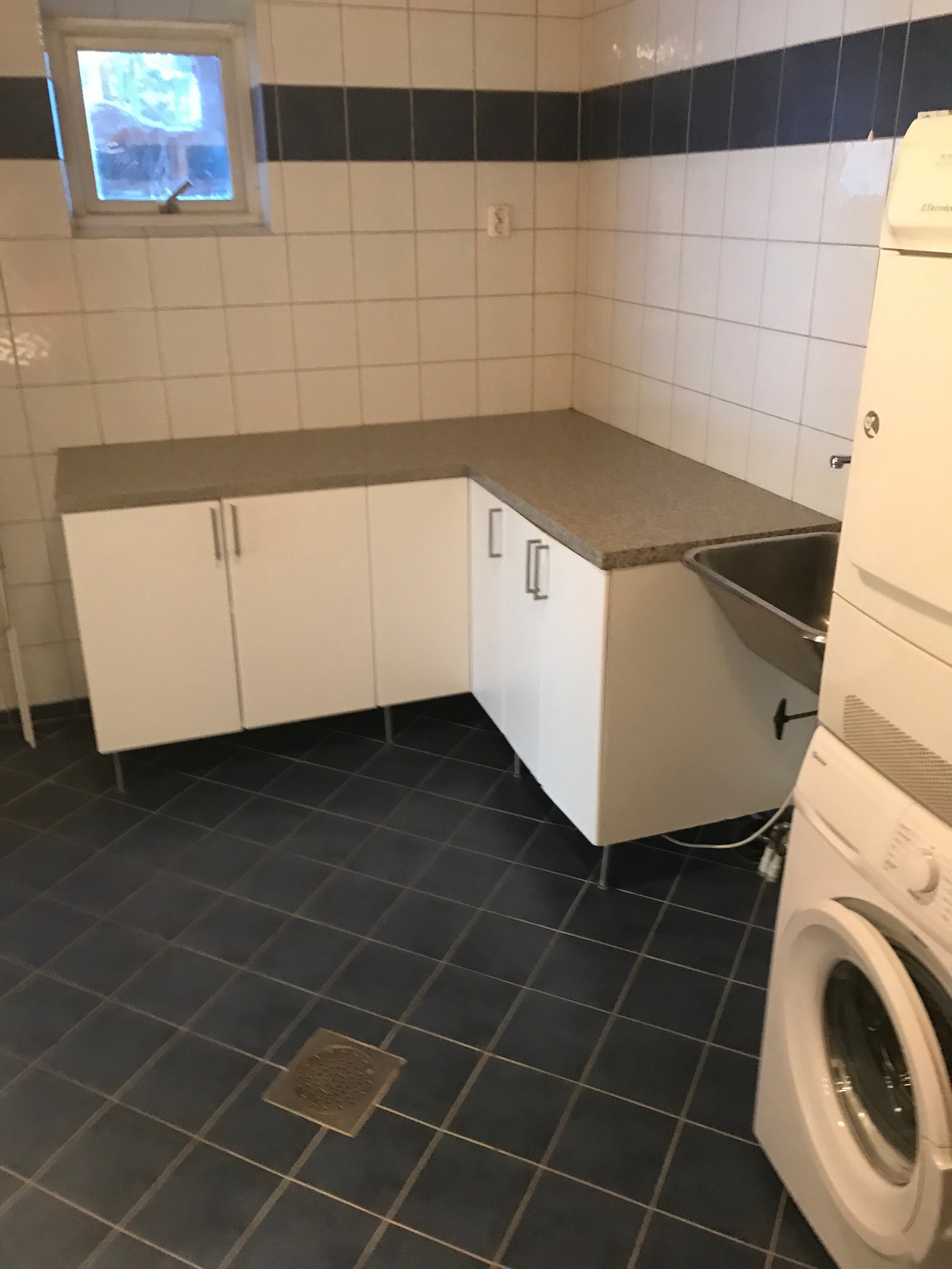 Vaskerom med skap og kum Galleribilde