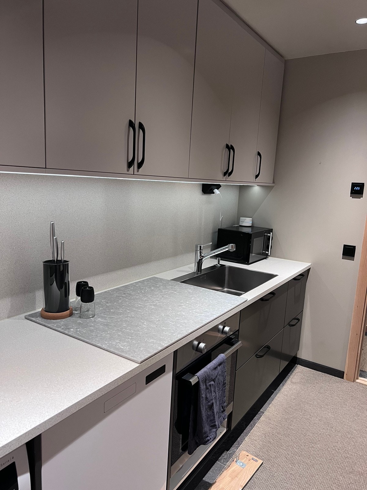 Kjøkken med alt nytt av hvitevarer. Oppvaskmaskin, kjøl/frys, kombo vaskemaskin/tørketrommel, stekeovn, Micro og løs induksjonsplatetopp Galleribilde