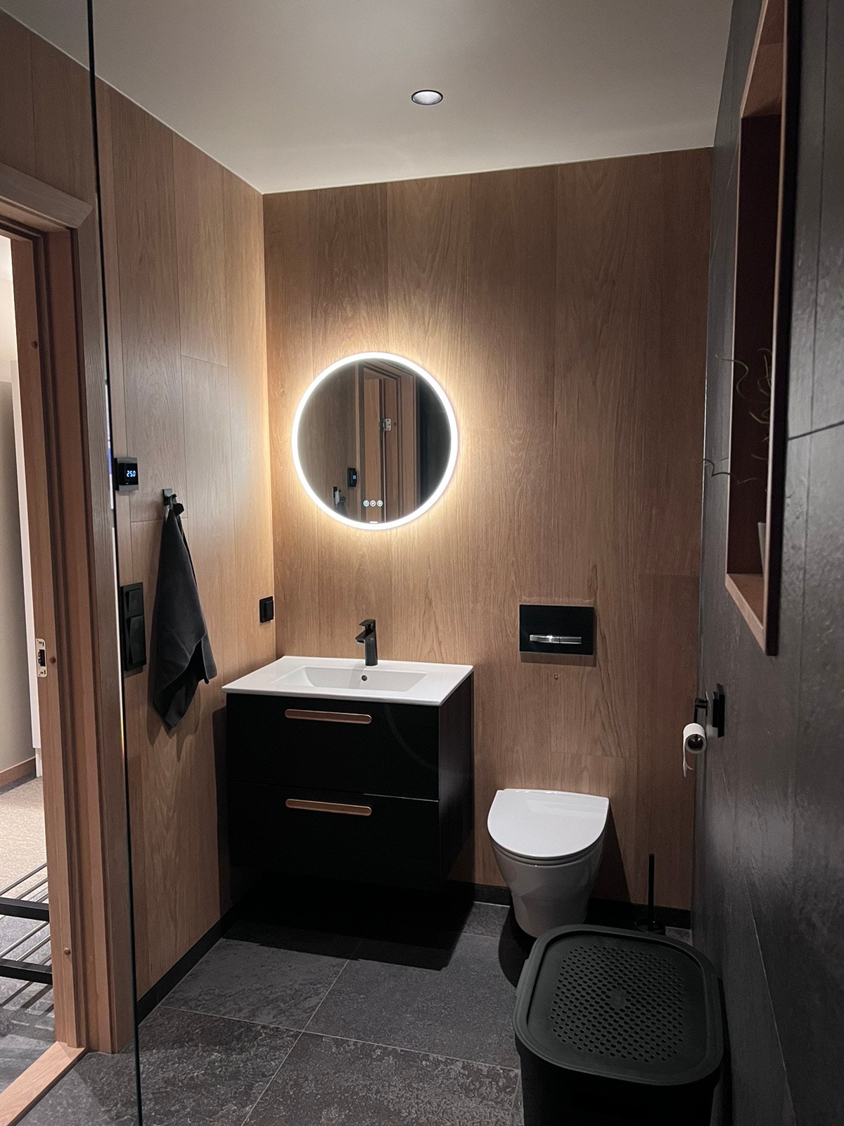 Bad med høy standard. Stor dusj, lekre fliser på gulv og vegger. Galleribilde