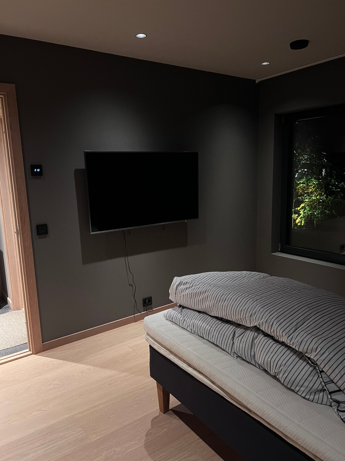 Samsung smart tv på soverom. Seng medfølger ikke Galleribilde