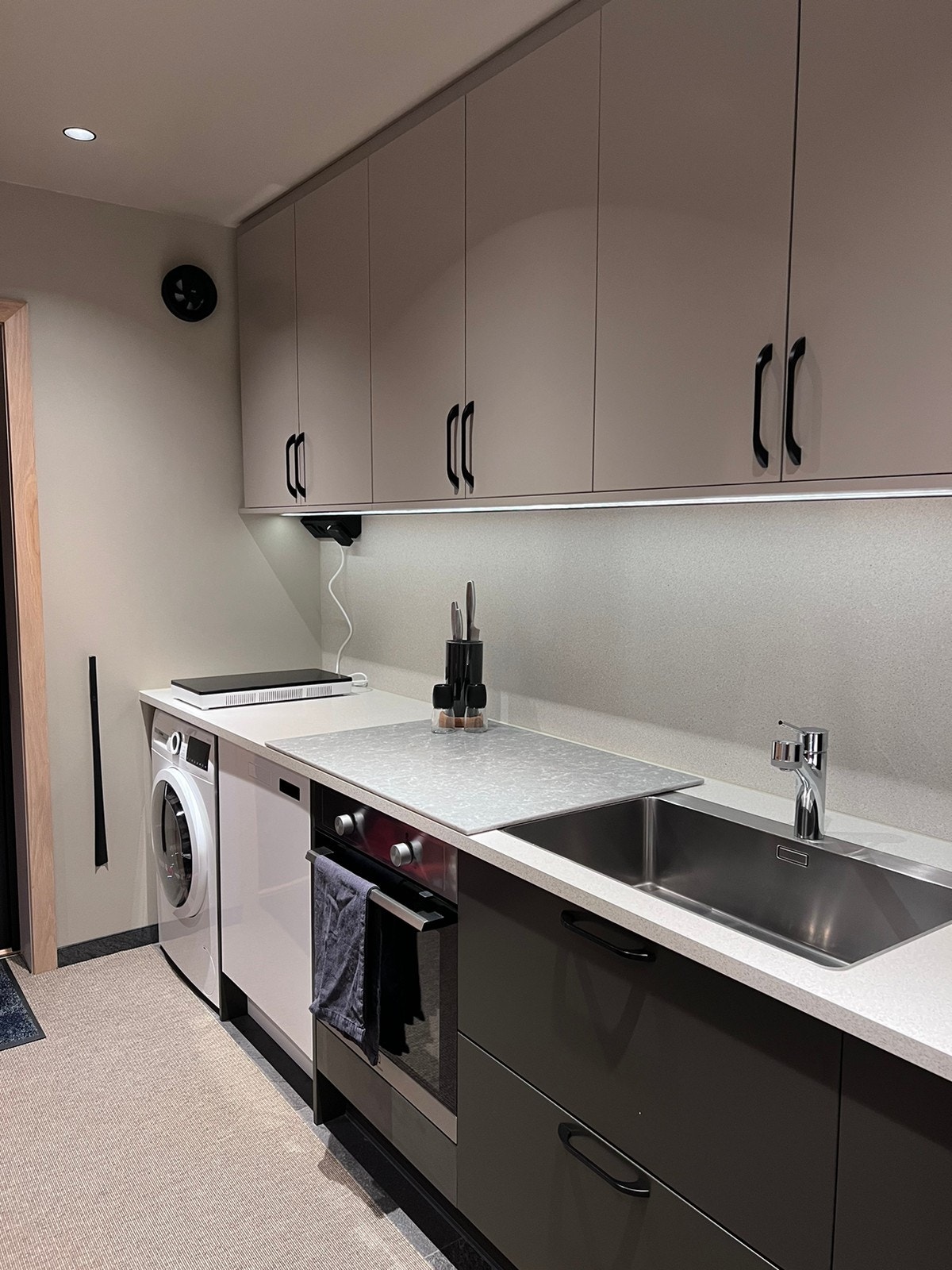 Mye lagringsplass i overskap Galleribilde