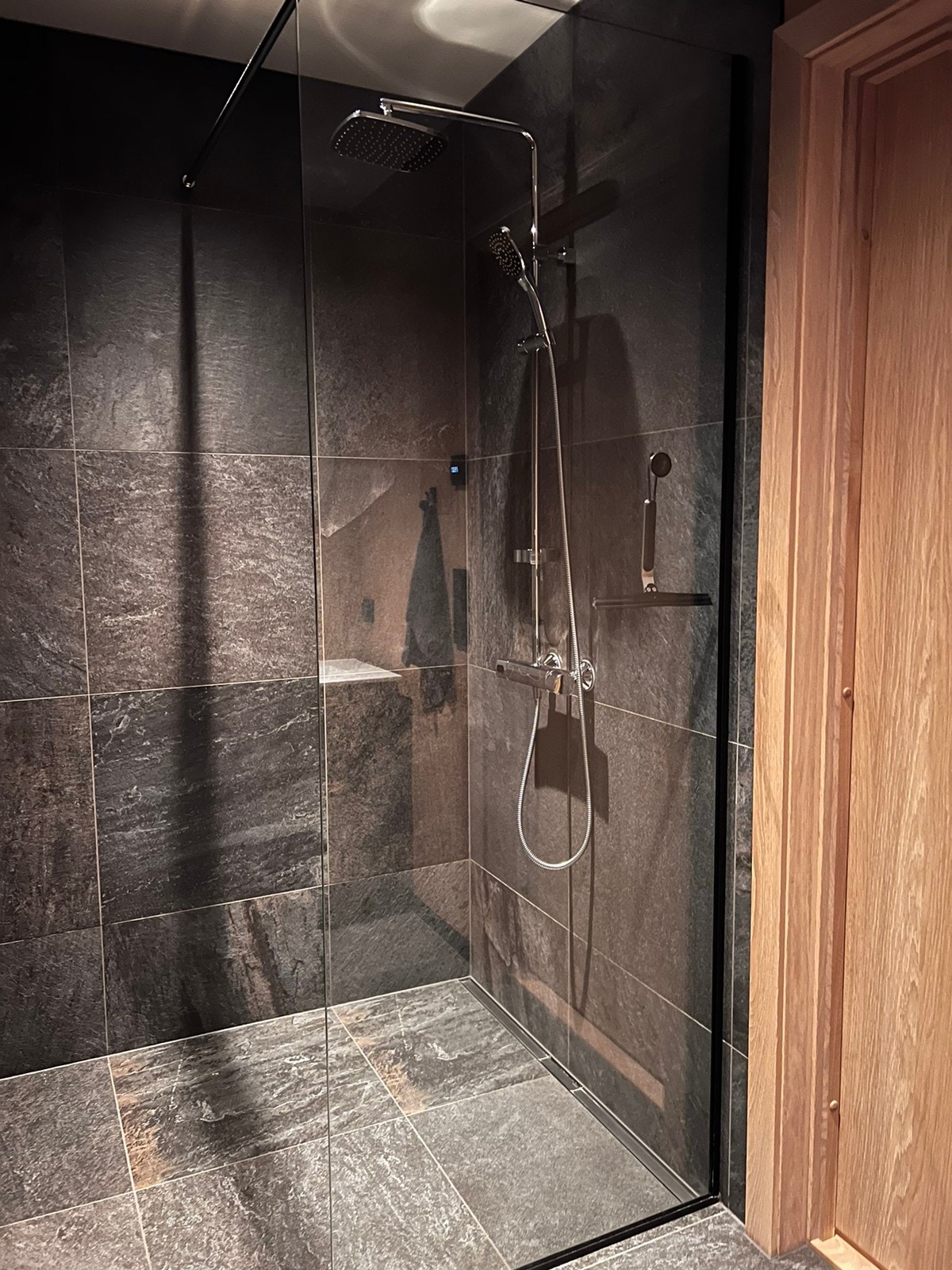 Stor, deilig dusj med regnfunksjon Galleribilde