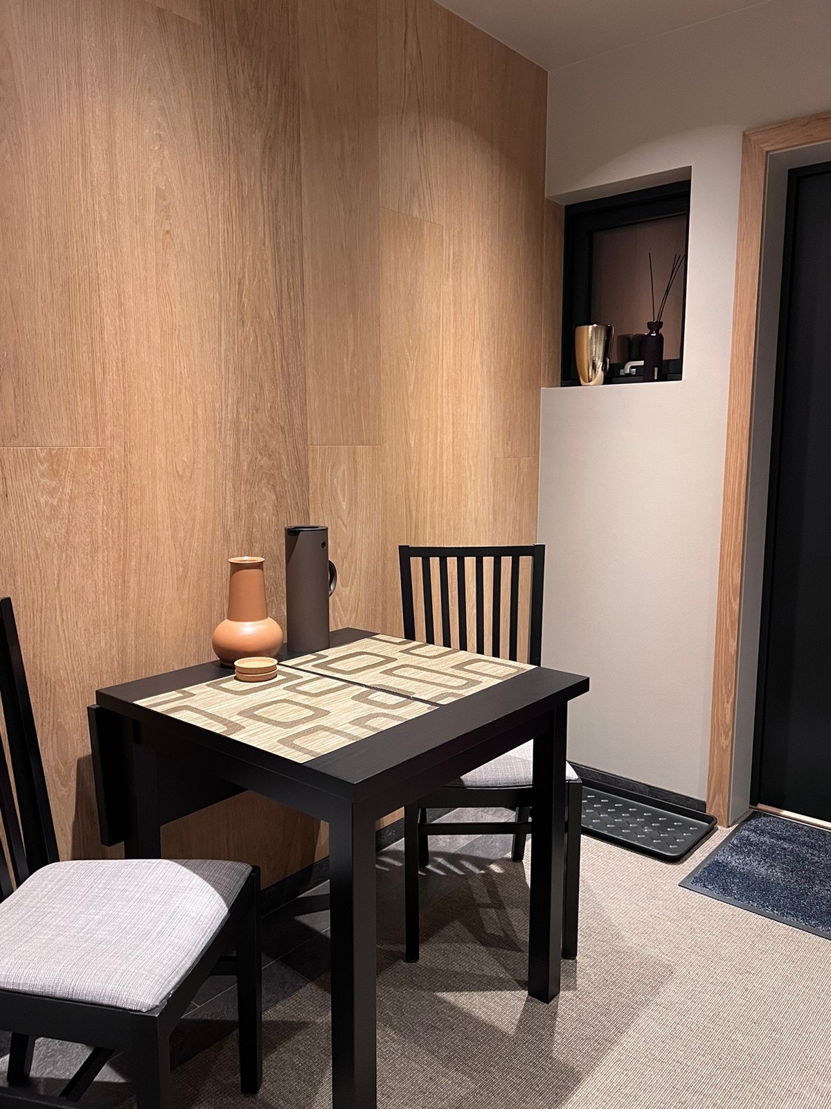 Spiseplass. Inngangsdøren er på kjøkkenet Galleribilde