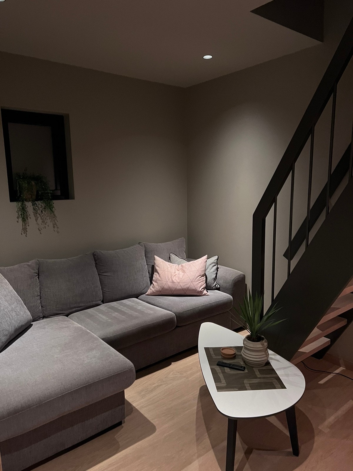 Stuedel med sofa og helt nytt Samsung smart tv. Galleribilde