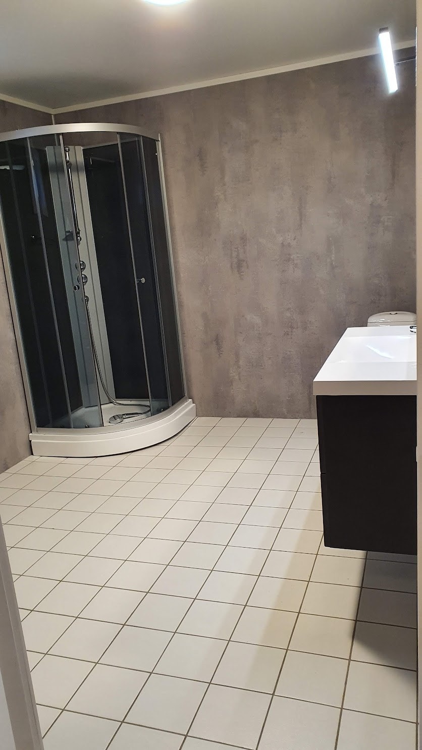 Stor bad med dusj og kabinett Galleribilde