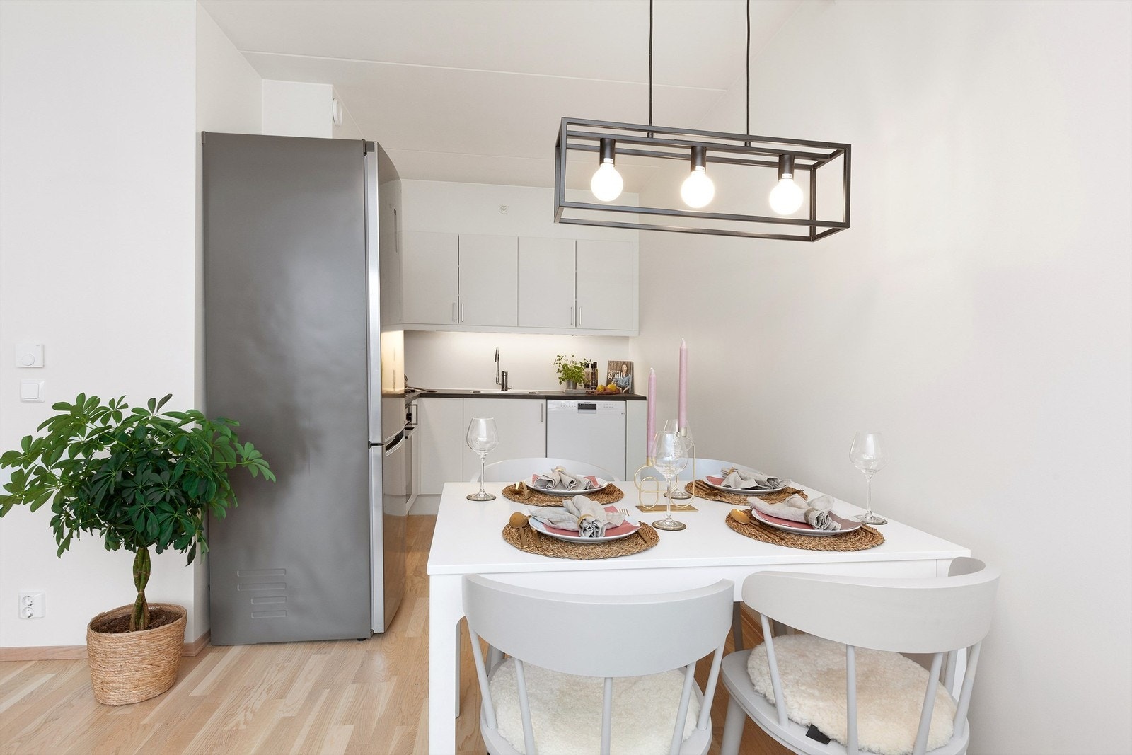 Kjøkkenet består av nedfelt rustfri oppvaskkum, samt integrerte hvitevarer som oppvaskmaskin, stekeovn og induksjon koketopp. Water-guard og komfyrvakt er montert Galleribilde