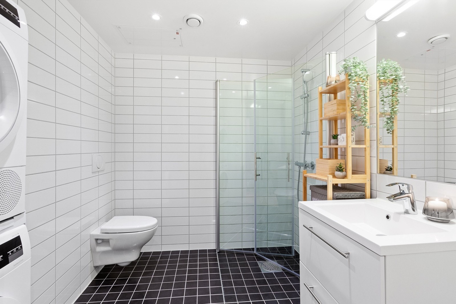 Lekkert og romslig bad med gulvvarme. Plass og opplegg for vaskemaskin og tørketrommel. Flislagte vegger og malte plater i himlinger. 10/10 fliser på gulv Galleribilde