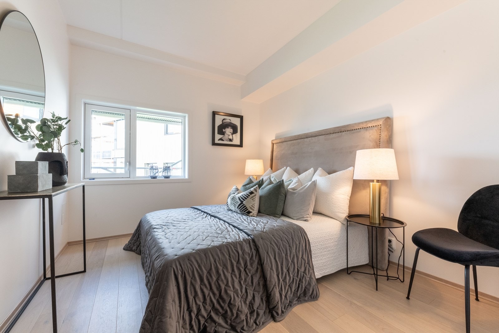Hovedsoverom med god plass til dobbeltseng, nattbord og garderobe. Galleribilde