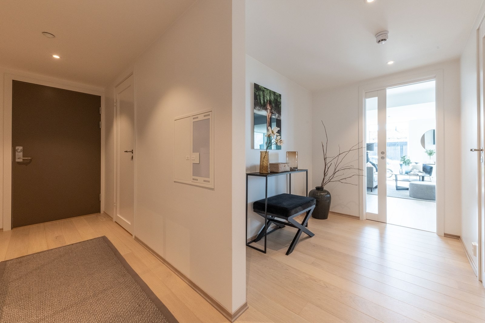 Velkommen inn! Romslig gang med gode garderobe muligheter. Galleribilde