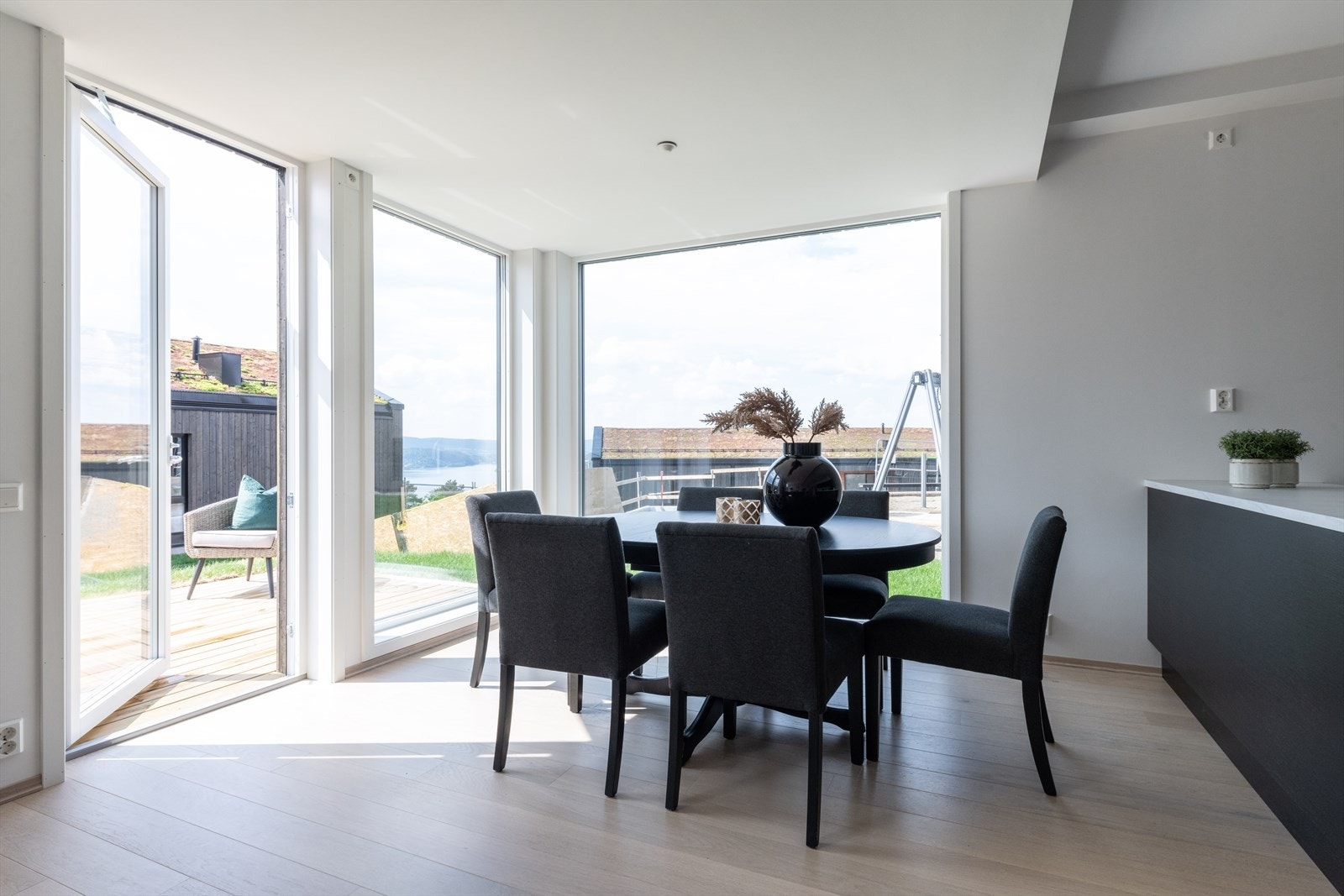 God plass til spisestue med utsikt til fjorden. Galleribilde